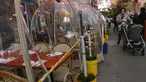 Orang-orang menikmati makanan di dalam tenda plastik untuk menjaga jarak di sebuah restoran di Manhattan, New York City, Kamis (15/10/2020). Konsep gelembung luar angkasa ini menawarkan sensasi tersendiri sekaligus berjaga-jaga dari resiko penularan COVID-19 bagi para pelanggan. (Angela Weiss/AFP)