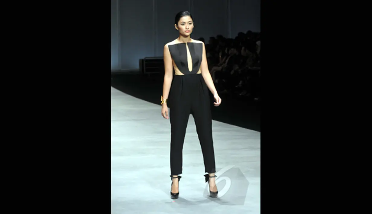 Model memperagakan koleksi terbaru dari desainer Peggy Hartanto yang bertajuk 'Curve' pada ajang Indonesia Fashion Week 2015 di JCC Senayan, Jakarta, Minggu (1/3). (Liputan6.com/Panji Diksana)