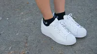 Tanpa dicuci, ini cara hilangkan kotoran di sneakers putih kamu dengan mudah.