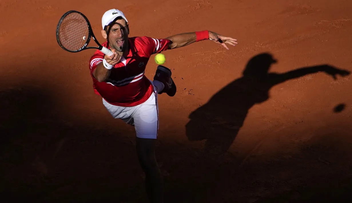 Djokovic mampu membalikkan dua set akhir pertandingan. Petenis Serbia ini mampu memenagkan dua set akhir dengan skor 6-3 dan 6-2 atas Tsitsipas. Kemenangan ini memaksa pertandingan diperpanjang menjadi lima set. (Foto: AP/Christophe Ena)