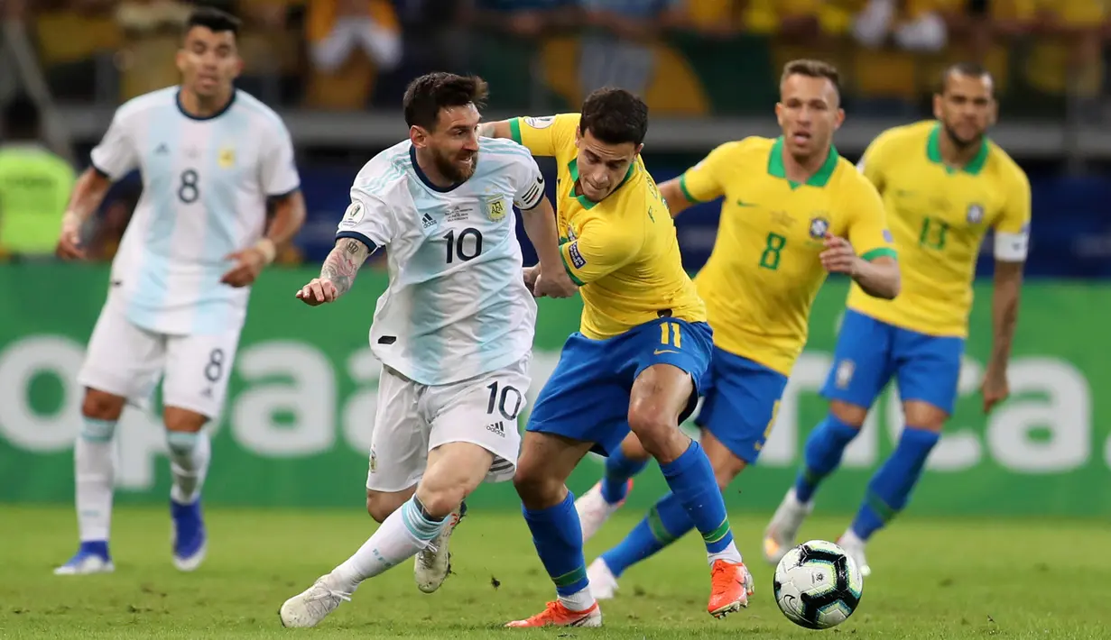 Pemain Argentina Lionel Messi (dua kiri) berebut bola dengan pemain Brazil Philippe Coutinho saat semifinal Copa America 2019 di Stadion Mineirao, Belo Horizonte, Brasil, Selasa (2/7/2019). Brasil lolos ke final Copa America 2019 setelah menghajar Argentina 2-0. (AP Photo/Natacha Pisarenko)