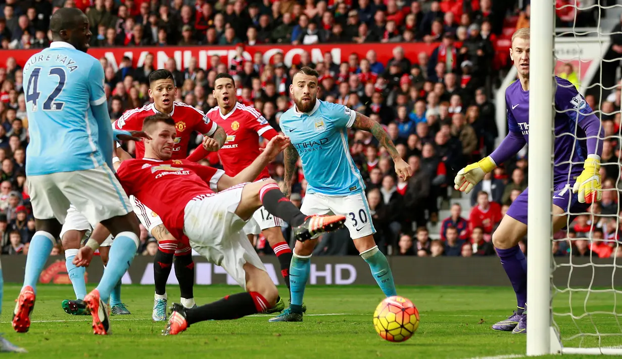 Morgan Schneiderlin, mencoba mengapai bola saat berada di depan gawang City dalam lanjutan Liga Premier Inggris di Stadion Old Trafford, Manchester, Inggris, Minggu (25/10/2015). (Action Images via Reuters/Jason Cairnduff)