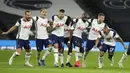 Pemain Tottenham Hotspur merayakan kemenangan atas Chelsea pada laga Piala Liga Inggris di London, Rabu (30/9/2020). Tottenham menang adu penalti dengan skor 5-4 (1-1). (Matt Dunham/Pool via AP)