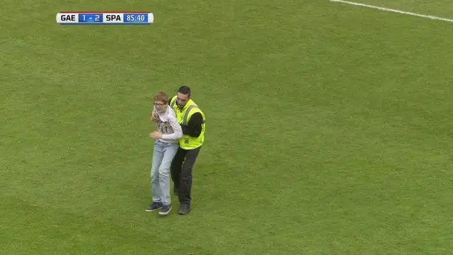 Dua anak muda menyusup ke lapangan pertandingan saat laga antara Go Ahead Eagles dan Sparta Rotterdam pada lanjutan Eredivisie.
