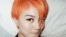 Agnez Mo sempat tampil dengan rambut pixie yang diwarnai oranye. Gayanya ini dipuji bak G-Dragon. @agnezmo.