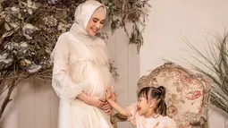 Khalisa memegang perut sang ibu yang sudah membuncit. (Foto: Instagram/ khalisaworld)