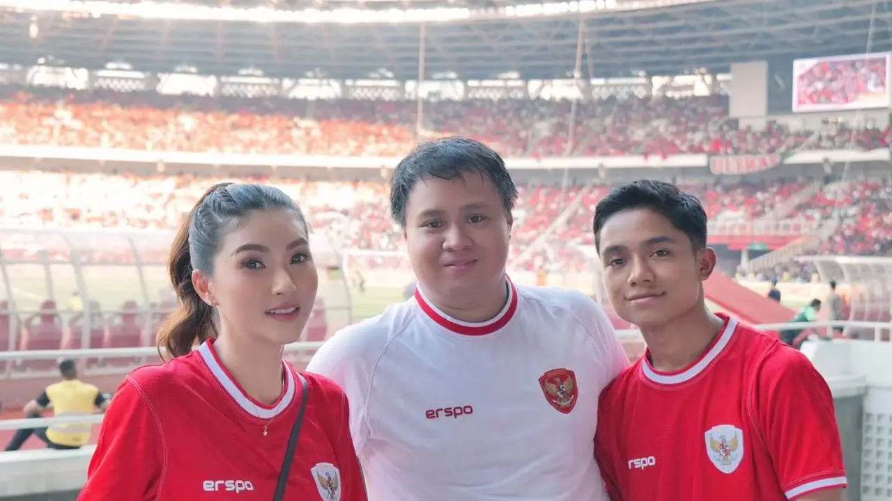 Gaya Sporty Casual Sarwendah Tenteng Tas Rp54 Jutaan Saat Nonton Timnas Indonesia Vs Irak di GBK Bareng Sang Putra, Betrand Peto