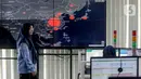 Petugas melewati layar pemantau yang menunjukan penyebaran virus corona (COVID-19) di Dinas Kesehatan DKI Jakarta, Senin (9/3/2020). Dari 3.580 orang yang menghubungi Posko COVID-19 DKI Jakarta, ada 64 kasus kategori Orang Dalam Pantauan dan 56 Pasien Dalam Pengawasan. (Liputan6.com/Faizal Fanani)