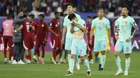 Ekspresi kekecewaan para pemain Timnas China usai dipastikan tersingkir di babak grup Piala Asia 2023. (AFP/Karim Jaafar)