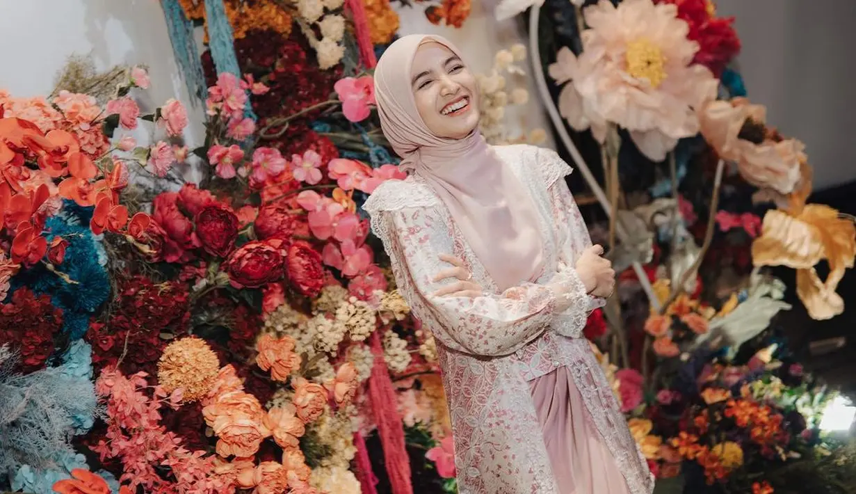 Cantiknya Cut Syifa mengenakan outfit bernuansa pink. Atasan lengan panjang dengan detail lace yang cantik dipadu rok pink yang serasi dengan hijabnya. [Foto: Instagram/cutsyifaa]