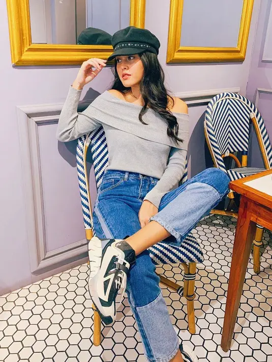 Lebih sering menggunakan celana denim, gaya Rebecca satu ini juga bisa ditiru. Ia pun memilih menggunakan sneakers dan topi berwarna hitam sebagai detail penampilannya. (Liputan6.com/IG/@rebeccatamara)