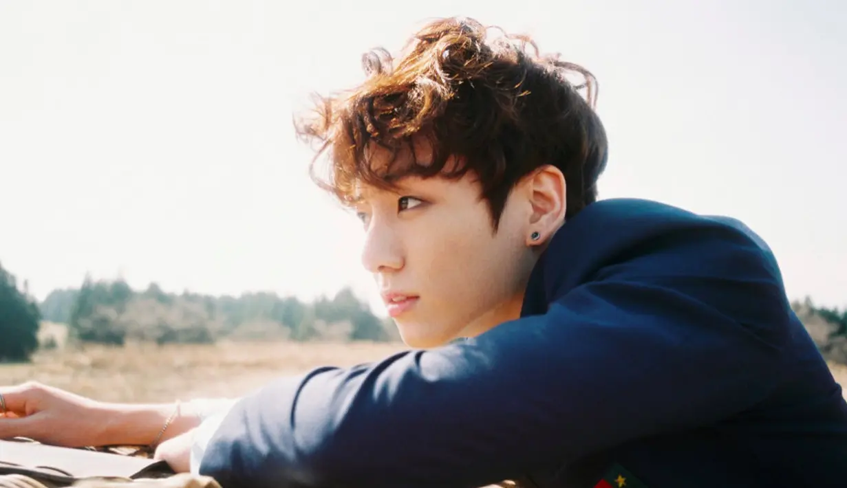 Jungkook BTS memang punya wajah yang ganteng natural. Ia juga terlihat begitu manis saat tersenyum. (Foto: Soompi.com)