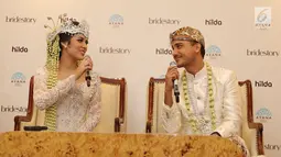 Pasangan Raisa Andriana dan Hamish Daud Wyllie memberi keterangan pers di Ayana MidPlaza, Jakarta, Minggu (3/9). Setelah menikah Raisa dan Hamish mengungkapkan kebahagiannya kepada wartawan dengan menggelar jumpa pers . (Liputan6.com/Herman Zakharia)