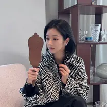 Gaya Fresh Seo Ye Ji dengan Potongan Rambut Pendek. [@yeyeji_seo]