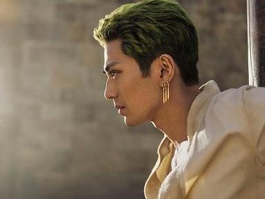 Mackenyu Arata, pemeran Zoro di live action One Piece. Mackenyu sukses curi perhatian karena penampilannya yang cool layaknya sosok Roronoa Zoro. Zoro versi live action One Piece ini menjadi pusat perhatian pencinta One Piece. (Liputan6.com/IG/netflix)