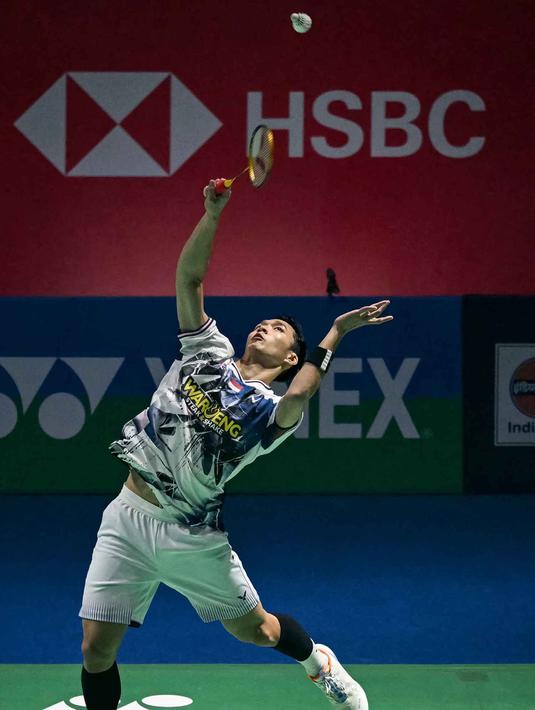 Kekalahan Jonatan Christie di final memastikan Indonesia tanpa gelar pada ajang India Open 2026. Tampak dalam foto, tunggal putra Indonesia, Jonatan Christie memukul bola balasan saat pertandingan final tunggal putra melawan Lin Chun-yi (Taiwan) di turnamen bulu tangkis India Open 2026 di Indira Gandhi Indoor Stadium, New Delhi, Minggu (18/1/2026) sore WIB. (Sajjad HUSSAIN/AFP)