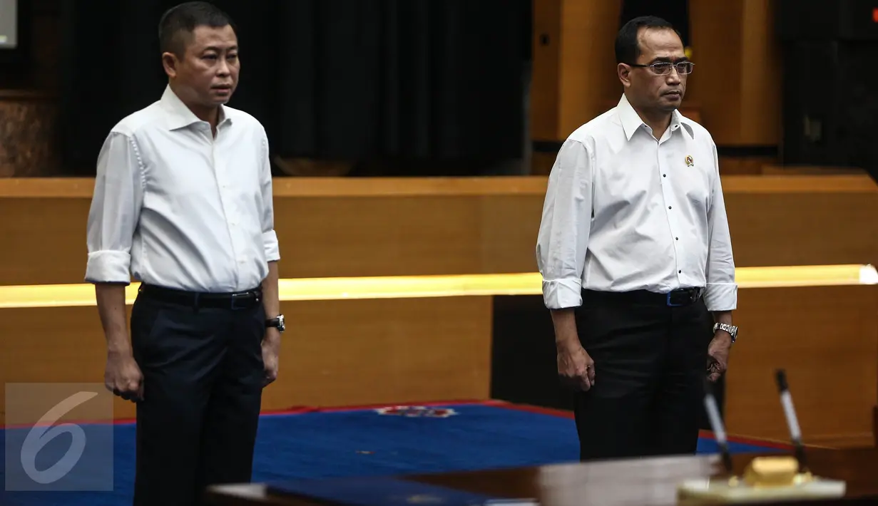 Mantan Menhub Ignasius Jonan dan Menhub Budi Karya Sumadi dalam acara serah terima jabatan (sertijab) Menteri Perhubungan di Gedung Kemenhub, Jakarta, Kamis (28/7). Budi Karya resmi menjadi Menhub menggantikan Ignasius Jonan. (Liputan6.com/Faizal Fanani)