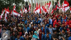 Mahasiswa mengibarkan bendera merah putih berfoto bersama di depan Patung Soekarno - Hatta di Tugu Proklamasi, Jakarta, Kamis (3/11). Para mahasiswa ini mengikuti acara apel Kebangsaan Mahasiswa Indonesia. (Liputan6.com/Johan Tallo)