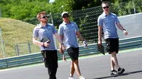 Rio Haryanto melakukan track walk bersama kru Manor Racing jelang latihan bebas pertama F1 GP Hungaria di Sirkuit Hungaroring, Budapest, Jumat (22/7/2016). (Bola.com/Twitter/Manorracing)