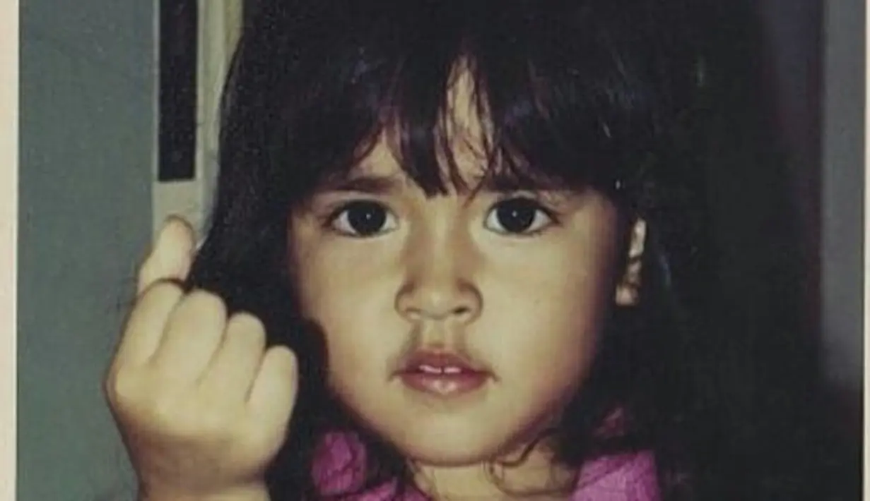 Raisa kecil cukup akrab dengan rambut terurai panjang, dan poni yang membuatnya makin terlihat lucu (Instagram