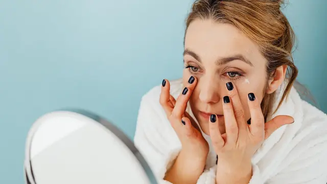 Ilustrasi Penggunaan Eye Cream