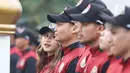 Seluruh peserta upacara kompak memakai seragam tim nasional yang berwarna merah dan hitam, dilengkapi topi berlogo Kemenpora. (Liputan6.com/Herman Zakharia)