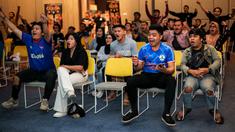 Para pendukung Chelsea yang tergabung dalam Chelsea Indonesia Supporters Club (CISC) merayakan gol kedua timnya ke gawang West Ham yang dicetak oleh Conor Gallagher saat Roaring Night Liga Inggris 2023/2024 di Hotel Ibis Tanah Abang, Jakarta, Minggu (05/05/2024). (Bola.com/Bagaskara lazuardi)