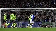 David de Gea tampil gemilang saat Manchester United meraih kemenangan 1-0 atas Real Sociedad dalam laga pamungkas Grup E Liga Europa 2022/2023 yang digelar di Reale Arena, Jumat (4/11/2022) dini hari WIB. Dirinya berhasil membuat beberapa kali penyelamatan dari serangan pemain Real Sociedad. (AP Photo/Alvaro Barrientos)