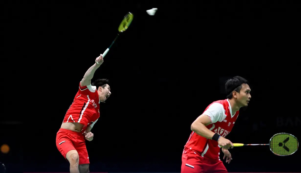 <p>Ganda putra bulu tangkis Indonesia Mohammad Ahsan (kanan) dan Kevin Sanjaya Sukamuljo bersaing dengan pasangan India Satwiksairaj Rankireddy dan Chirag Shetty pada final putra turnamen bulu tangkis Piala Thomas 2022 di Impact Arena, Bangkok, Thailand, Minggu (15/5/2022). Ahsan/Kevin harus mengakui keunggulan pasangan India 21-18, 21-23, 19-21. (Manan VATSYAYANA / AFP)</p>