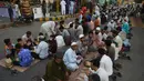 Muslim Pakistan berdoa sebelum berbuka puasa bersama di sepanjang jalan di Karachi pada 7 Mei 2019. Ketika bulan suci Ramadan mulai di Pakistan, banyak masyarakat muslim memanfaatkan buka puasa gratis yang disponsori oleh badan-badan amal dan orang-orang kaya. (RIZWAN TABASSUM / AFP)