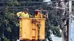 Petugas Dinas Bina Marga melakukan penertiban kabel yang menjuntai di kawasan Jakarta Barat, Rabu (2/8/2023). Imbas kecelakaan mahasiswa akibat kabel yang menjuntai, petugas melakukan penertiban kabel yang semrawut agar tidak membahayakan masyarakat. (Liputan6.com/Angga Yuniar)