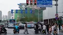 Orang-orang menyeberangi jalan dengan lampu lalu lintas berbentuk hati di Changsha, Provinsi Hunan, China, 25 Agustus 2020. Polisi lalu lintas di Changsha untuk sementara waktu mengubah lampu lalu lintas menjadi bentuk hati di sepanjang jalan kawasan komersial tersebut.(Xinhua/Chen Sihan)