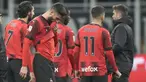 Langkah AC Milan terhenti di babak perempatfinal Coppa Italia 2023/2024 setelah kalah 1-2 dari sang tamu Atalanta di San Siro Stadium, Milan, Kamis (11/1/2024) dini hari WIB. Sejatinya AC Milan unggul terlebh dahulu lewat gol Rafael Leao pada menit ke-45. Namun Atalanta sukses menyamakan skor 1-1 sebelum turun minum lewat gol Teun Koopmeiners pada masa injury time babak pertama. Teun Koopmeiners menjadi pahlawan Atalanta setelah mencetak gol kedua sekaligus gol kemenangan lewat titik penalti pada menit ke-59. Dua kartu merah dikeluarkan wasit untuk pelatih Atalanta, Gian Piero Gasperini dan kiper AC Milan, Antonio Mirante. (AP Photo/Luca Bruno)