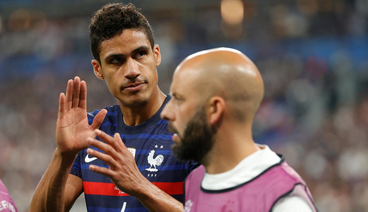 Raphael Varane. Bek tengah Prancis berusia 29 tahun yang kini memasuki musim kedua berseragam Manchester United sejak didatangkan dari Real Madrid pada awal musim 2021/2022 ini tercatat telah mengoleksi 87 caps bersama Timnas Ayam Jago sejak melakukan debut pada 22 Maret 2013. Total 5 gol dan 1 assist telah dicetaknya bersama Timnas Prancis yang akan berlaga di putaran final Piala Dunia 2022 Qatar. (AFP/Geoffroy van der Hasselt)