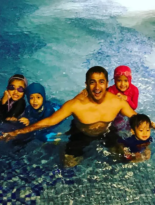 Meski tak bisa lama dengan anak-anak serta istrinya, beruntung banyak acara yang dibawakan progamnya siaran langsung. Meski tidak dekat, tapi keluarganya bisa saksikan ayahnya melalui layar kaca. (Instagram/irfanhakim75)