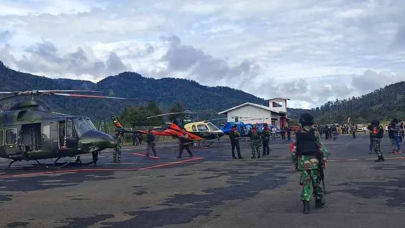 Evakuasi 8 karyawan PT PTT yang menjadi korban penembakan di Kampung Kago, Distrik Ilaga, Kabupaten Puncak, Papua