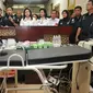 Reskrimsus Polda Metro Jaya memberikan keterangan usai menggerebek dua buah klinik aborsi ilegal di kawasan Cikini, Jakarta, Rabu (24/2). Sebanyak 9 orang diduga pelaku diamankan dari klinik yang sudah beroperasi 5 tahun itu (Liputan6.com/Gempur M Surya)