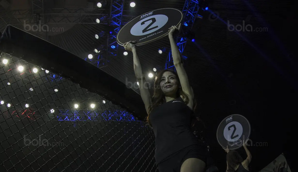 Seorang gadis ring membawa papan ronde saat laga One Championship di JCC Senayan, Jakarta, Sabtu (20/1/2018). Acara bertajuk Kings Of Courage ini menampilkan sejumlah gadis ring cantik. (Bola.com/Vitalis Yogi Trisna)