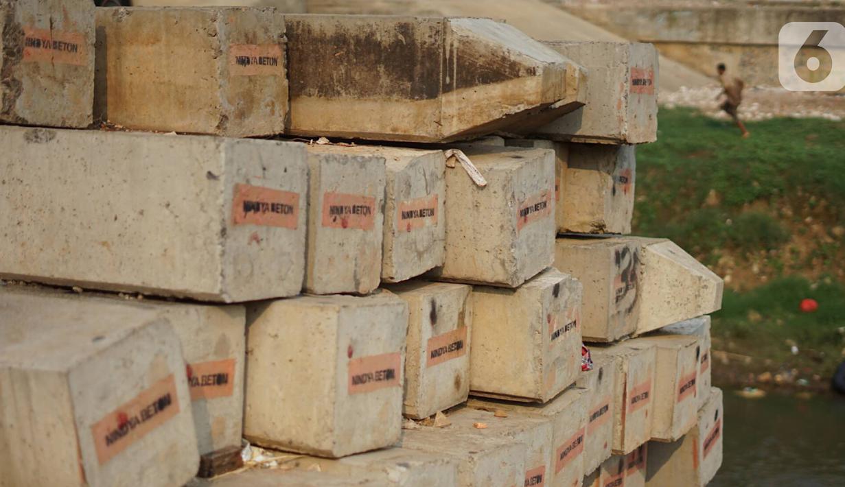 Tiang pancang menghiasi bantaran Sungai Ciliwung di kawasan Rawajati, Jakarta, Rabu (30/10/2019). Tiang-tiang pancang itu merupakan sisa proyek normalisasi Sungai Ciliwung dan telah berada di bantaran tersebut selama beberapa tahun terakhir. (Liputan6.com/Immanuel Antonius)