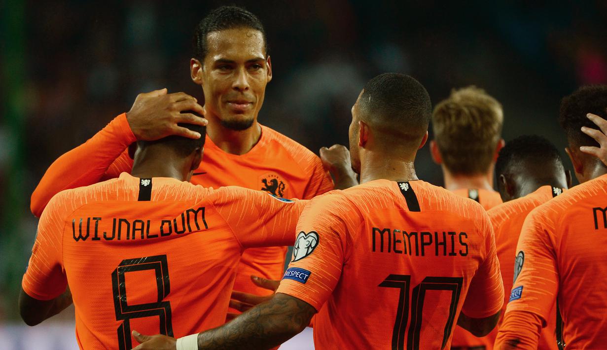 Para pemain Belanda merayakan gol yang dicetak Georginio Wijnaldum ke gawang Jerman pada laga Kualifikasi Piala Dunia 2022 di Hamburg, Jumat (6/9). Jerman kalah 2-4 dari Belanda. (AFP/Patrik Stollarz)