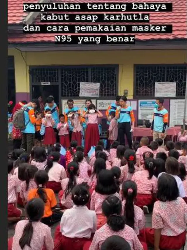 7 Momen Awkarin Saat Jadi Relawan di Kalimantan