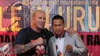 Pelatih Craig Crishtian (kiri) berfoto bersama Daud Jordan usai memberikan keterangan gelaran Battle In Uruguay, Jakarta, Kamis (31/3/2016). Laga ini juga bagian penghormatan kepada mantan Presiden WBA, Gilberto Mendoza. (Liputan6.com/Helmi Fithriansyah)