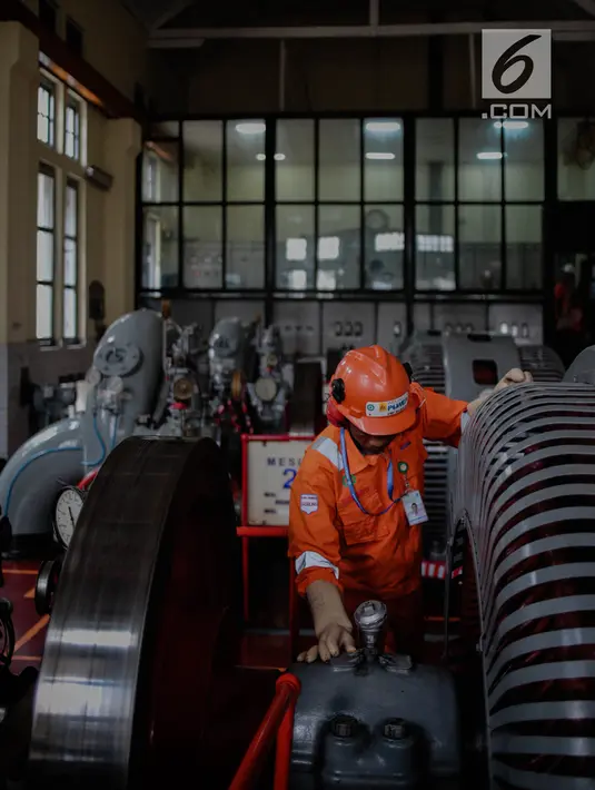 Aktivitas pekerja di Pembangkit Listrik Tenaga Air (PLTA) Bengkok, Bandung, Jawa Barat, Jumat (19/10). PLTA Bengkok sudah 91 tahun mengalirkan listrik untuk warga Bandung dan sekitarnya. (Liputan6.com/Faizal Fanani)