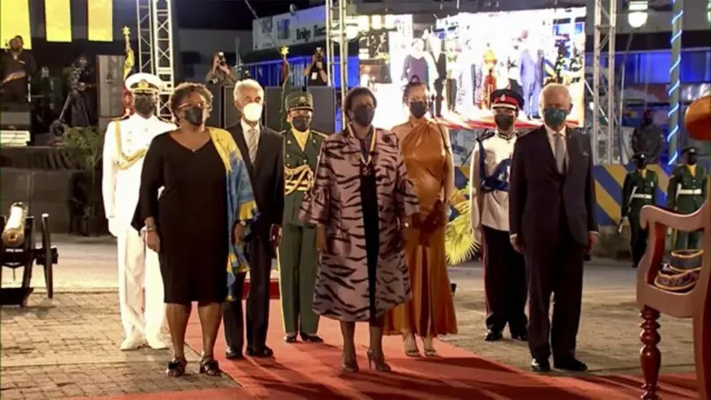 Presiden baru Barbados, Sandra Mason (tengah) pada upacara pelantikan presiden di Bridgetown, Barbados, 30 November 2021. (AP)