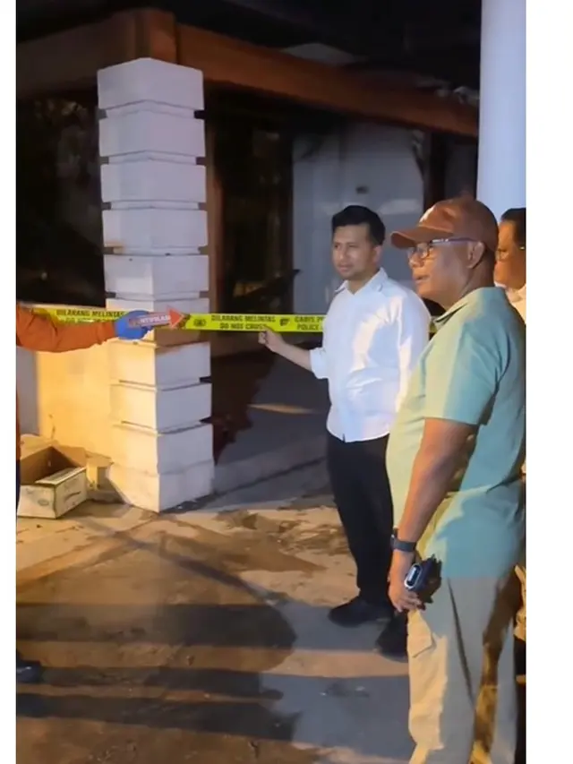 6 Potret Emil Dardak Pantau Kondisi Gedung Grahadi Pasca Dibakar dan Dijarah Massa