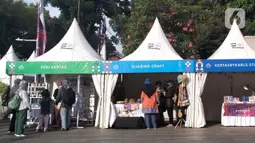 Warga mengunjungi salah satu kios produk UMKM kriya pada Festival #IniJakarta 2022 di kawasan Kota Tua, Jakarta, Sabtu (17/9/2022). Bukan hanya produk makanan dan minuman, pengunjung juga dapat menjumpai produk kriya yang unik dan menarik. (Liputan6.com/Magang/Aida Nuralifa)