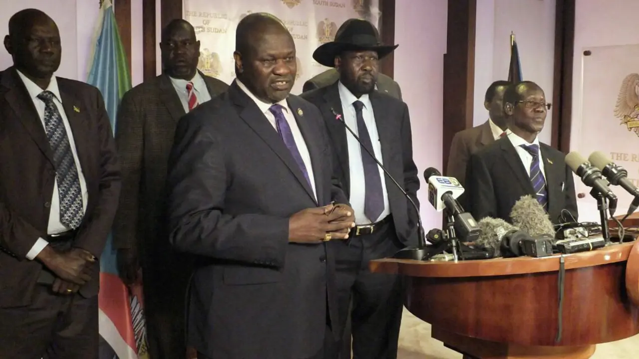 Presiden Salva Kiir (kiri) dan Wakil Presiden Riek Machar (memakai topi) dalam sebuah kesempatan tampil bersama