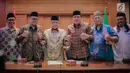 Ketua Umum PBNU Said Aqil Siradj (tiga kiri) foto bersama dengan sejumlah pengurus lainnya usai konferensi pers terkait Pemilu 2019 di Kantor PBNU, Jakarta, Senin (15/4). PBNU mengimbau masyarakat tak Golput dalam Pemilu 2019. (Liputan6.com/Faizal Fanani)