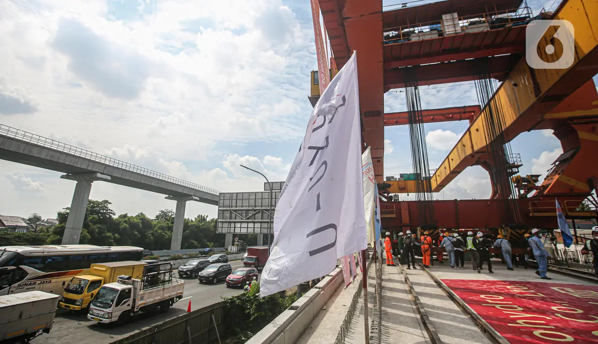 Kondisi lalu lintas saat pekerja Kereta Cepat Jakarta-Bandung (KCJB) menyelesaikan pemasangan girder box Casting Yard #1 di kawasan Jatibening Baru, Bekasi, Jawa Barat, Senin (27/6/2022). Sebelumnya, pemasangan girder box dari CY#1 arah Bandung sudah selesai pada 28 Mei 2021. (Liputan6.com/Faizal Fanani)