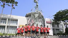 Sembilan atlet penghuni baru PB Djarum berpose setelah pengumuman penerima Djarum Beasiswa Bulutangkis 2026 yang berlangsung di GOR Djarum, Jati, Kudus, Sabtu (10/10/2026). (Bola.com/PB Djarum)